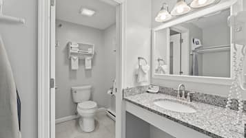 Quarto luxo, 2 camas Queen | Banheiro | Chuveiro/banheira combinados, secador de cabelo, toalhas de banho