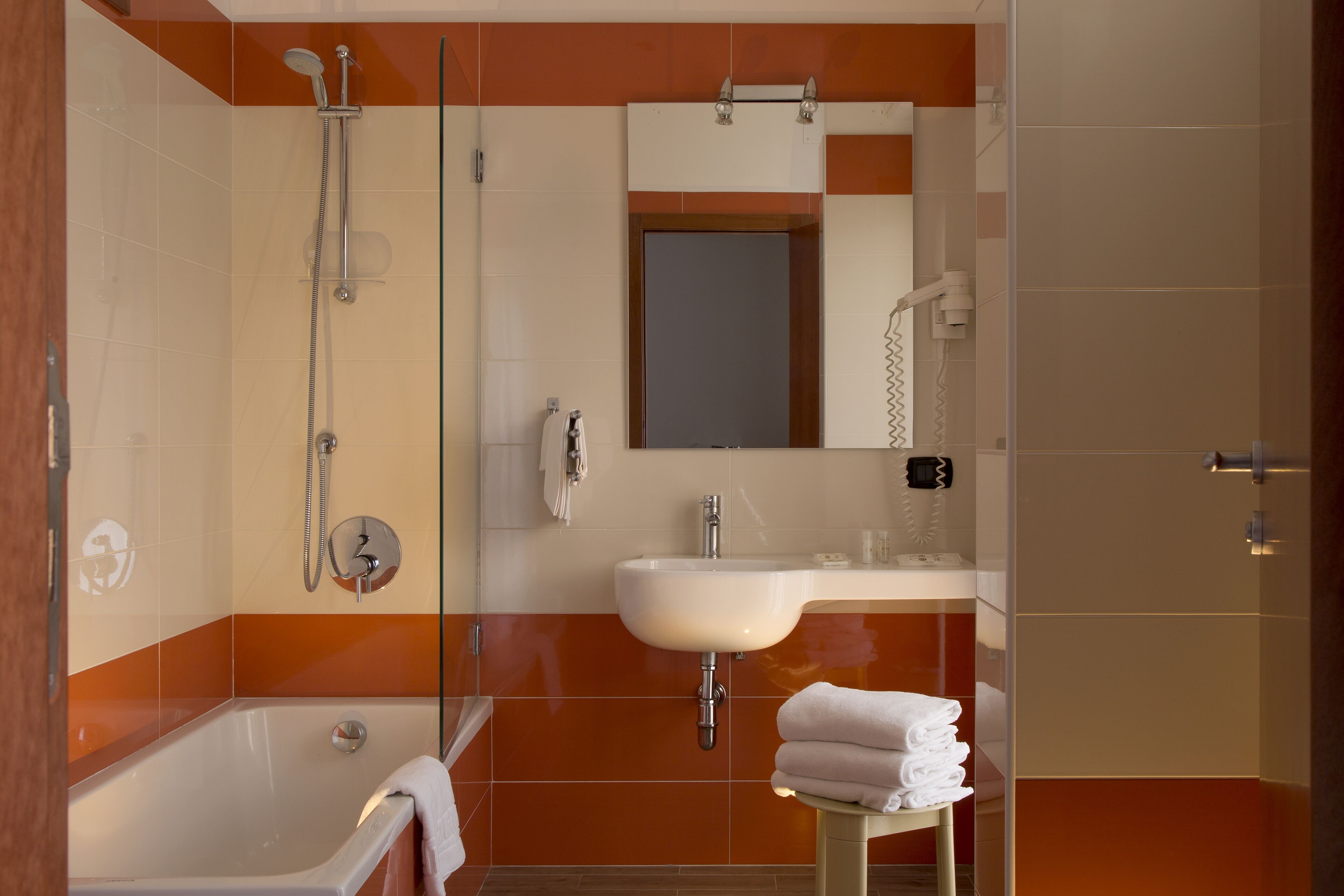 Une salle de bain moderne équipée d’une baignoire, d’une douche et d’un lavabo.