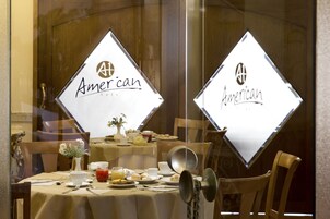 Café da manhã, almoço e jantar; culinária mediterrânea 