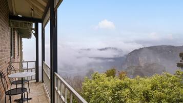 Chambre, 1 trĂšs grand lit, vue montagne | Vue de la chambre