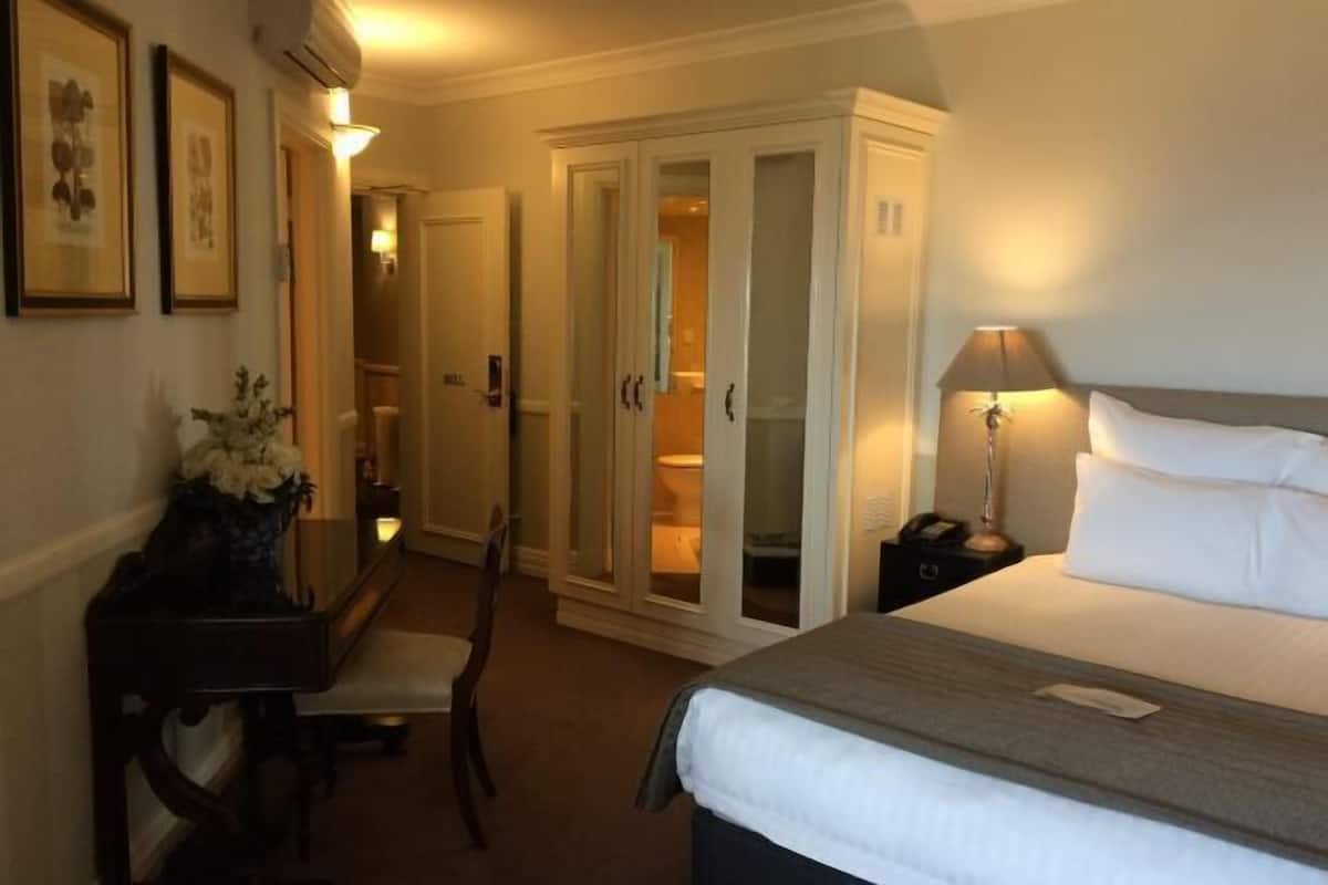 Bộ đồ giường cao cấp, minibar, két bảo mật tại phòng