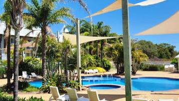 Piscina externa, guarda-sóis, espreguiçadeiras