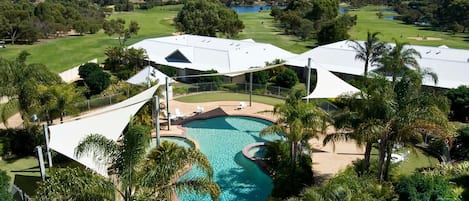 屋外プール、プール パラソル、サンラウンジャー