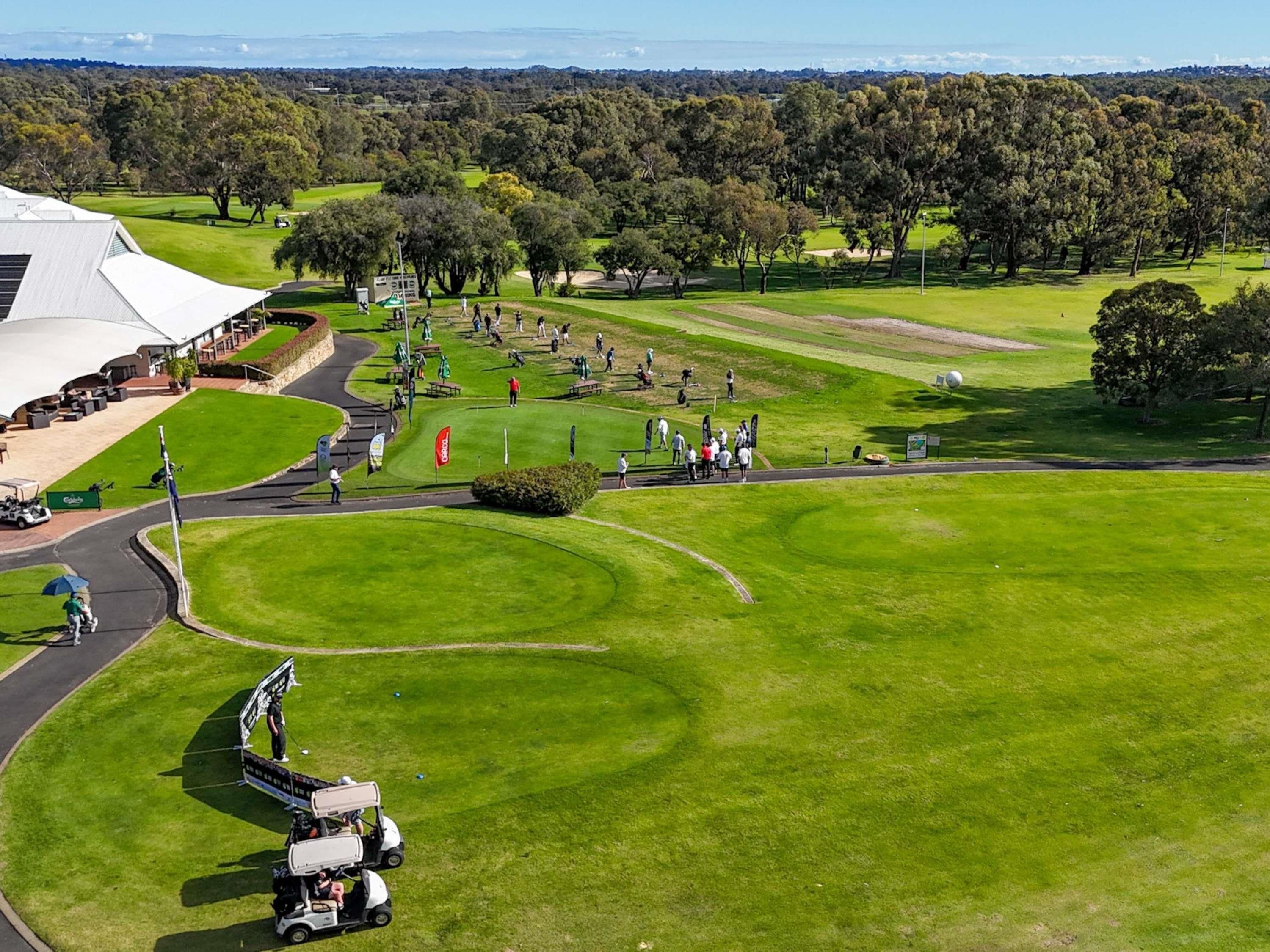 Un parcours de golf doté d’un club-house, d’un green d’entraînement et d’un practice.