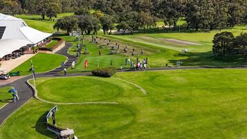 Un parcours de golf doté d’un club-house, d’un green d’entraînement et d’un practice.