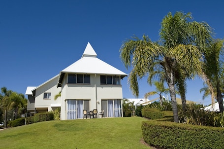 Property grounds. Mercure Bunbury Sanctuary Golf Resort