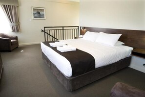 1 quarto, ferros/tábuas de passar roupa, berços (sobretaxa)