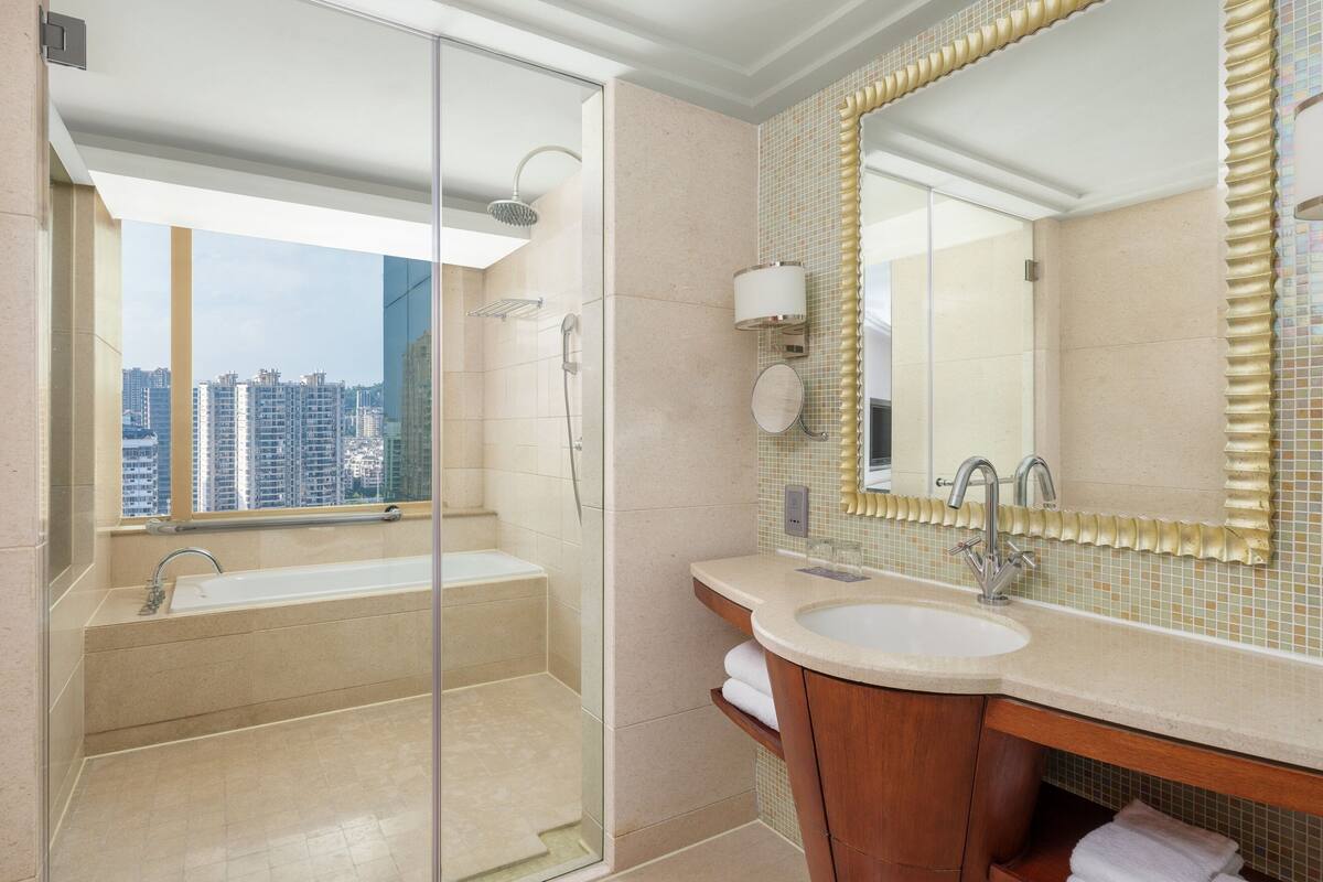 junior suite, 1 bedroom | bathroom | combined shower/bathtub, free toiletries, hair dryer, bathrobes