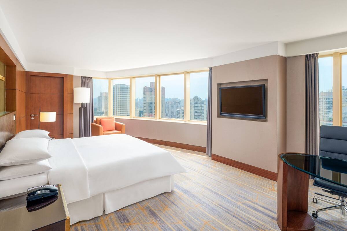 executive suite, 1 bedroom | 1 bedroom, premium bedding, minibar, in-room safe