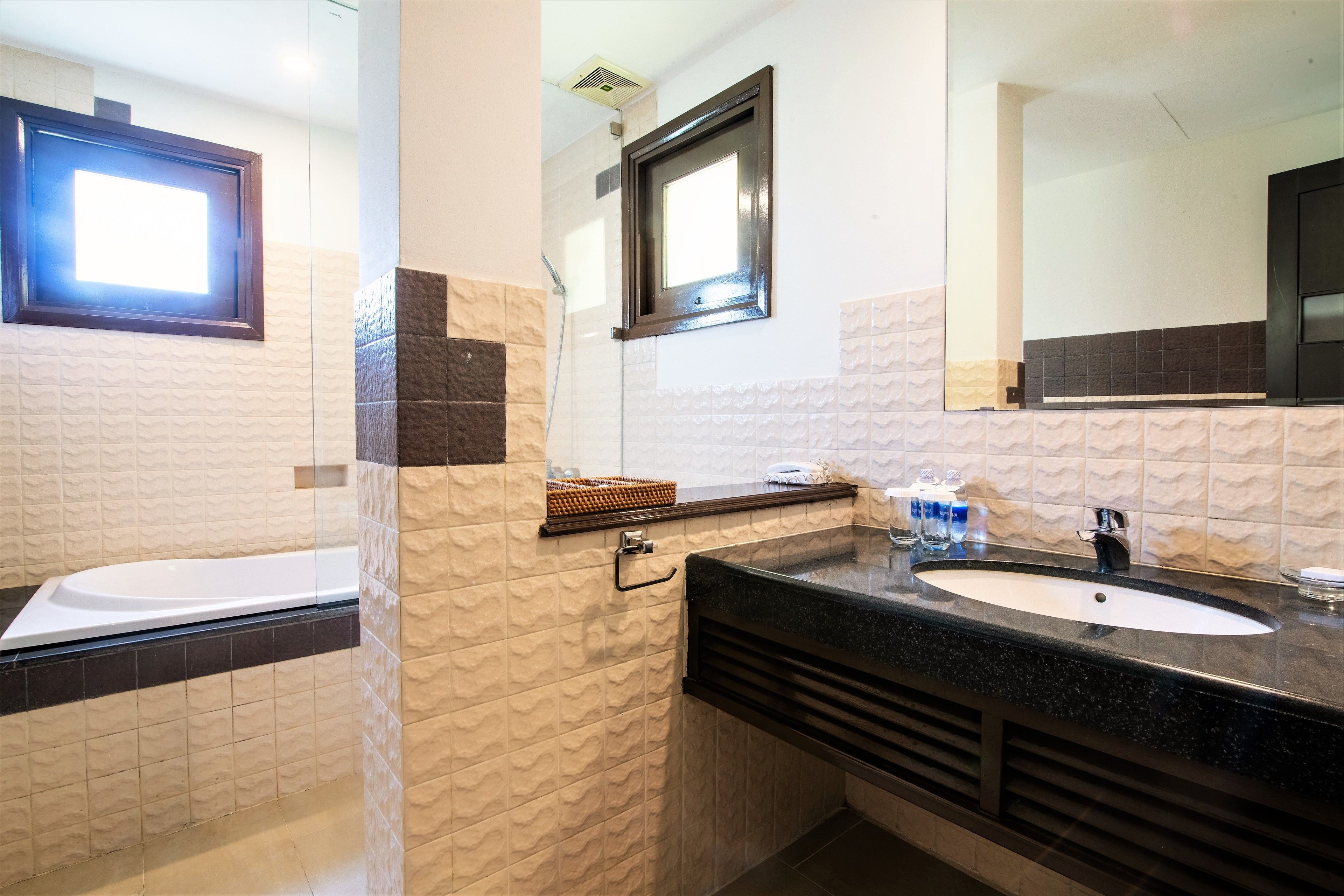 Een moderne badkamer met een bad, een wastafel en een spiegel.