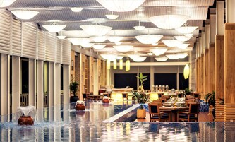 2 间餐厅，供应早餐、午餐和晚餐，本地与国际菜