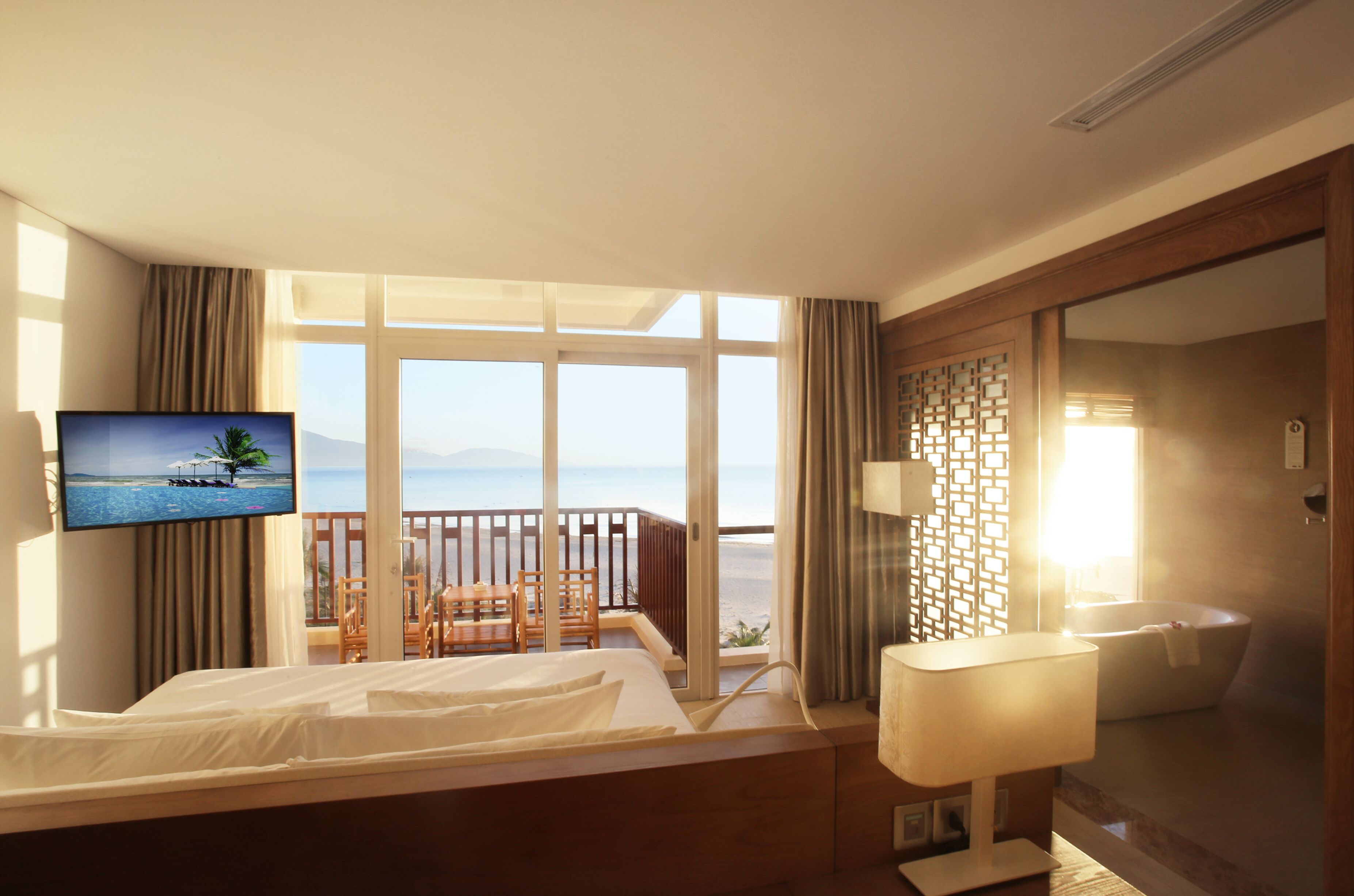 Premium Ocean Suite with Balcony and Bathtub