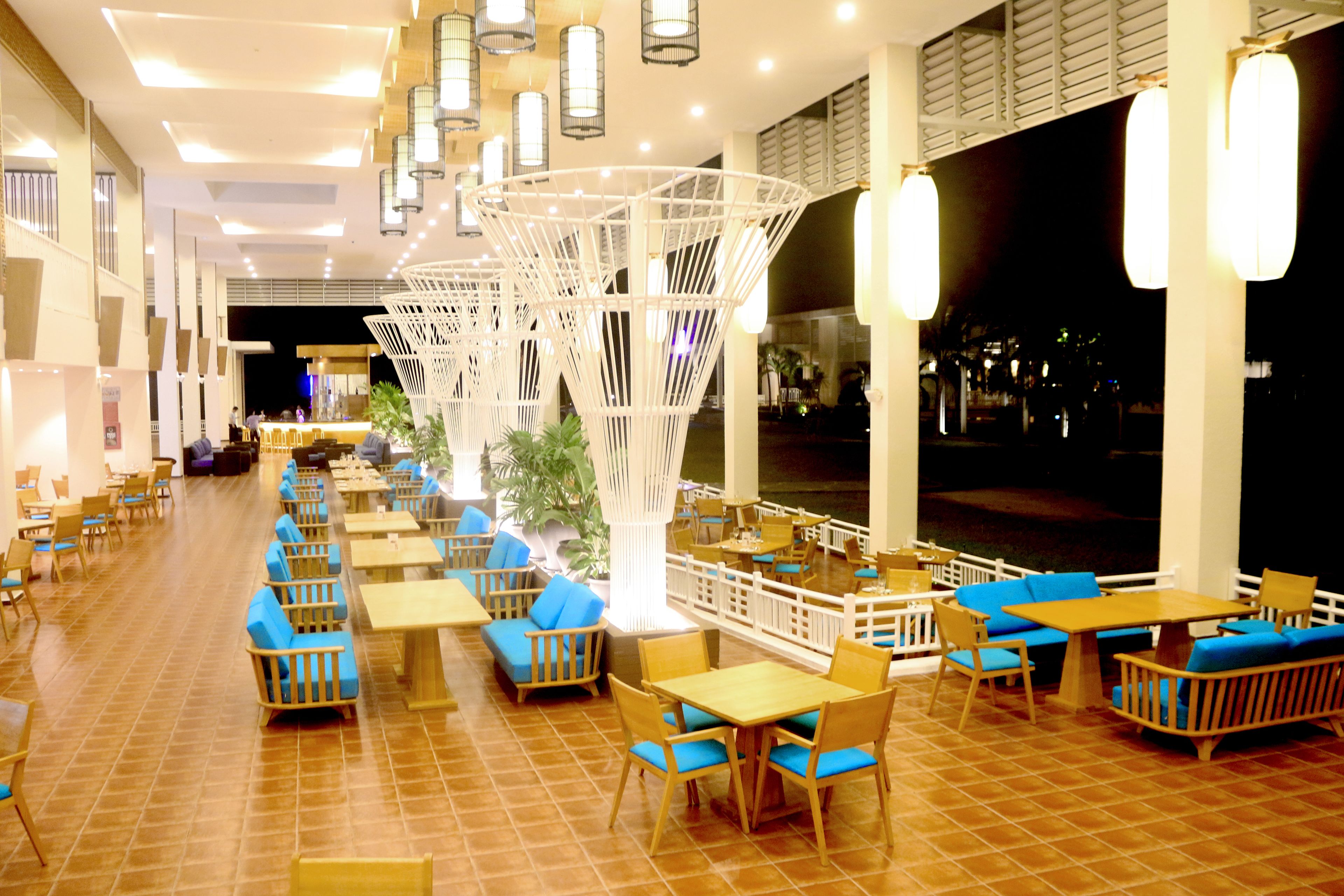 2 restaurants, breakfast, lunch served; local and international cuisine