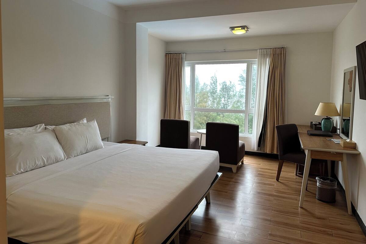 Superior Double Room with Window - Garden View | Minibar, in-room safe, desk, blackout curtains