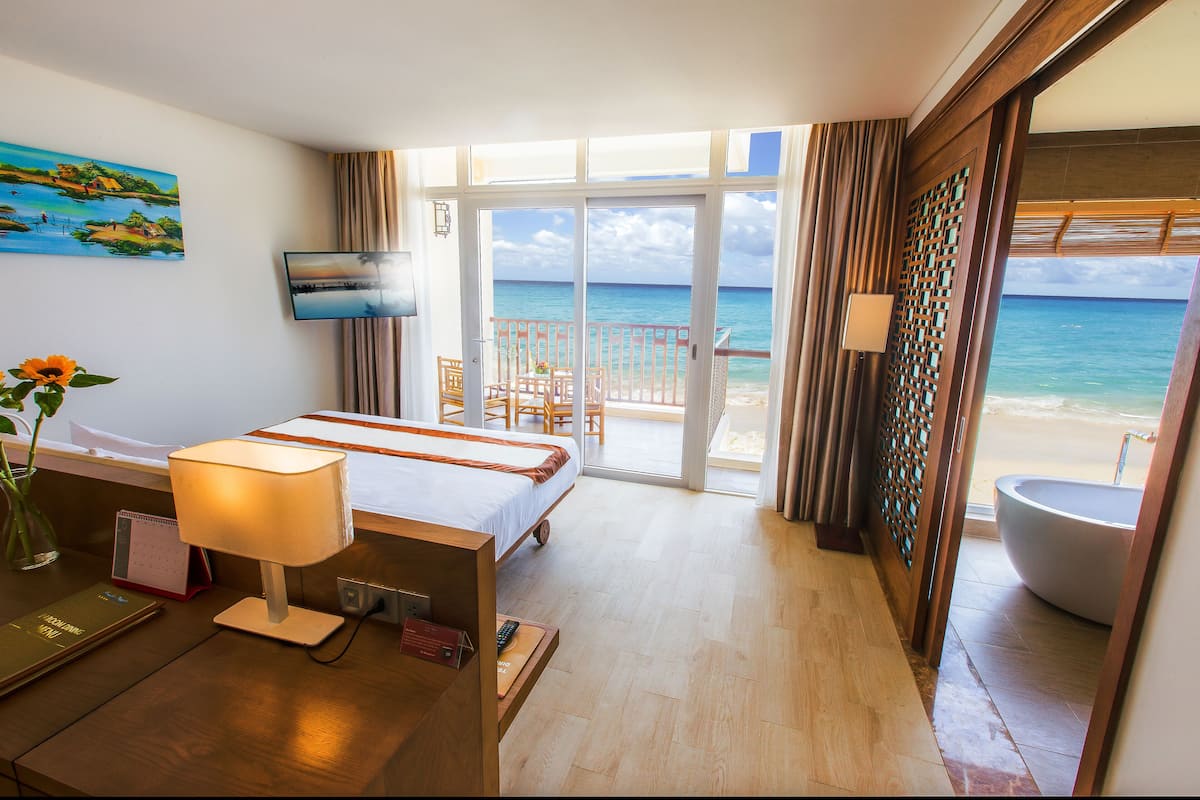 Premium Ocean Suite with Balcony and Bathtub | 1 bedroom, minibar, in-room safe, desk