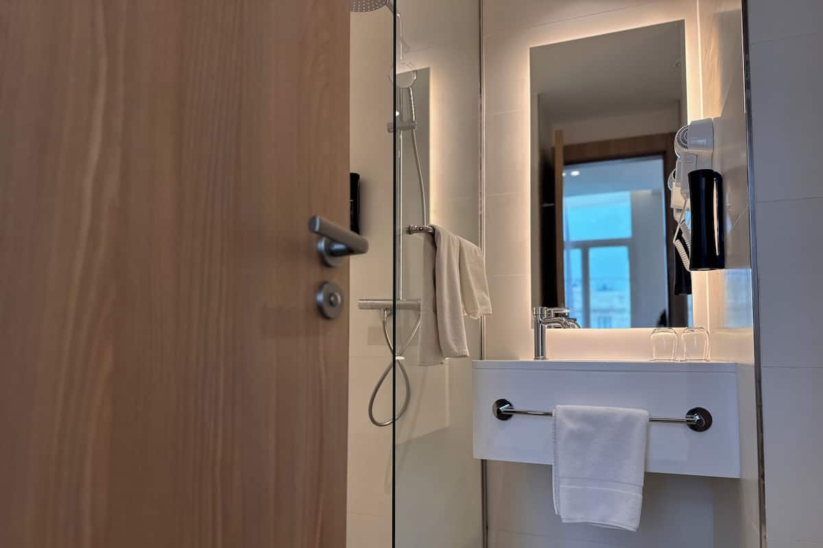 Rainfall showerhead, free toiletries, hair dryer, slippers