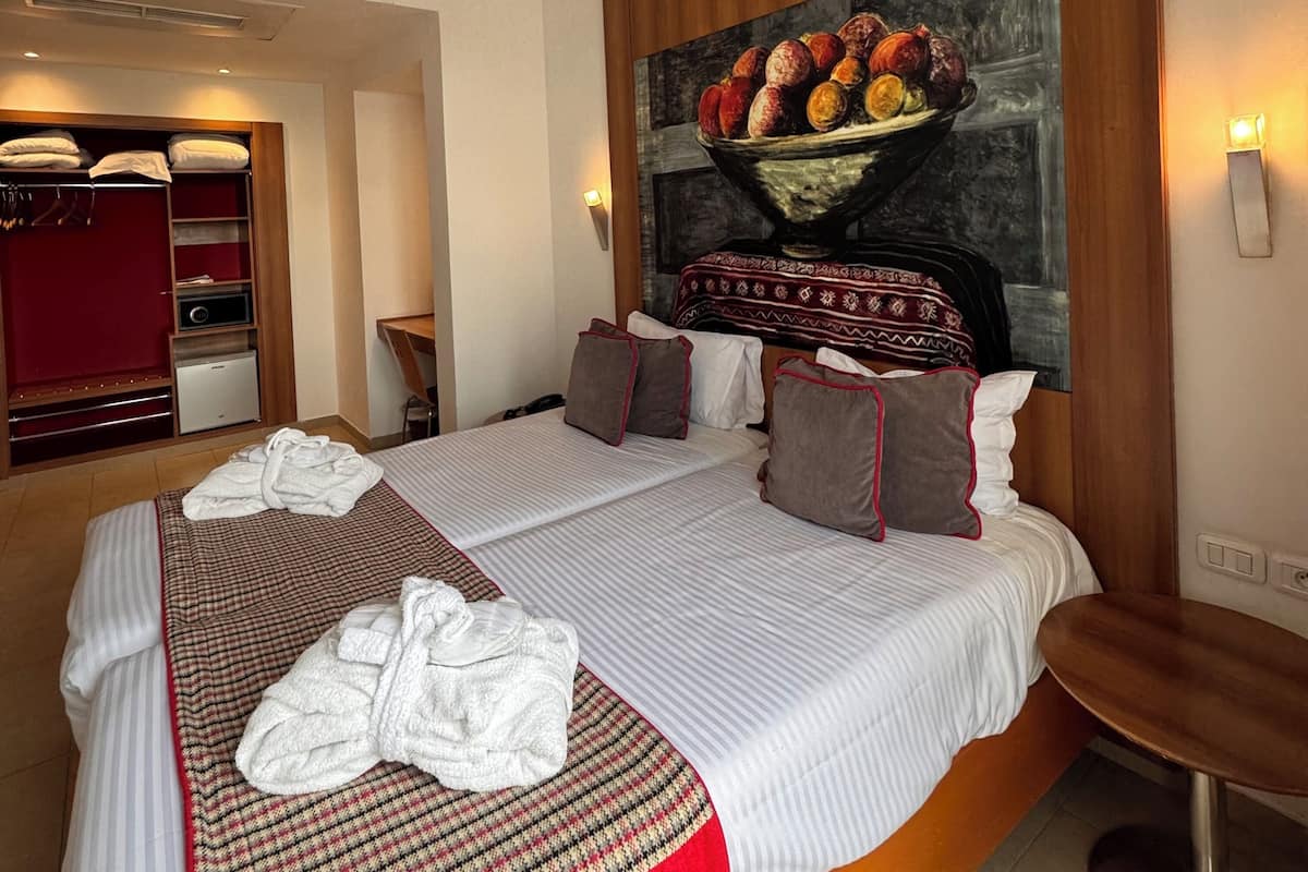 Comfort Room | Premium bedding, minibar, in-room safe, individually furnished