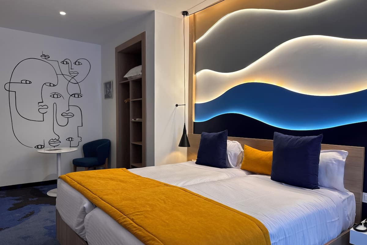 Comfort Room | Premium bedding, minibar, in-room safe, individually furnished