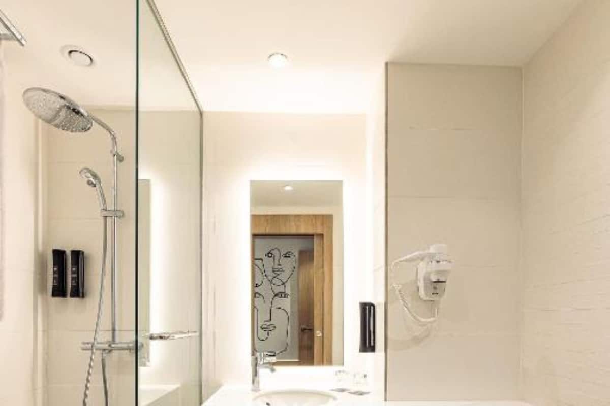 Standard Room | Bathroom | Rainfall showerhead, free toiletries, hair dryer, slippers