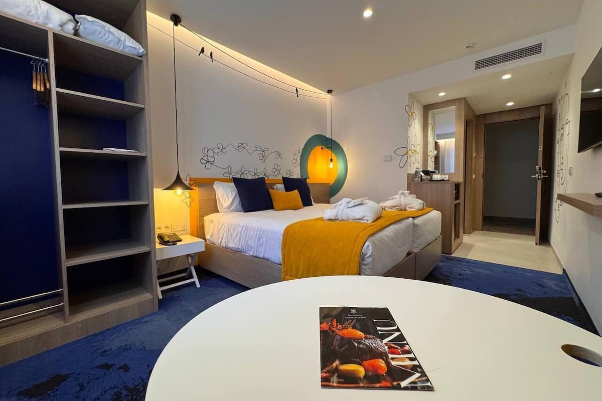 Habitación triple exclusiva | Ropa de cama de alta calidad y minibar