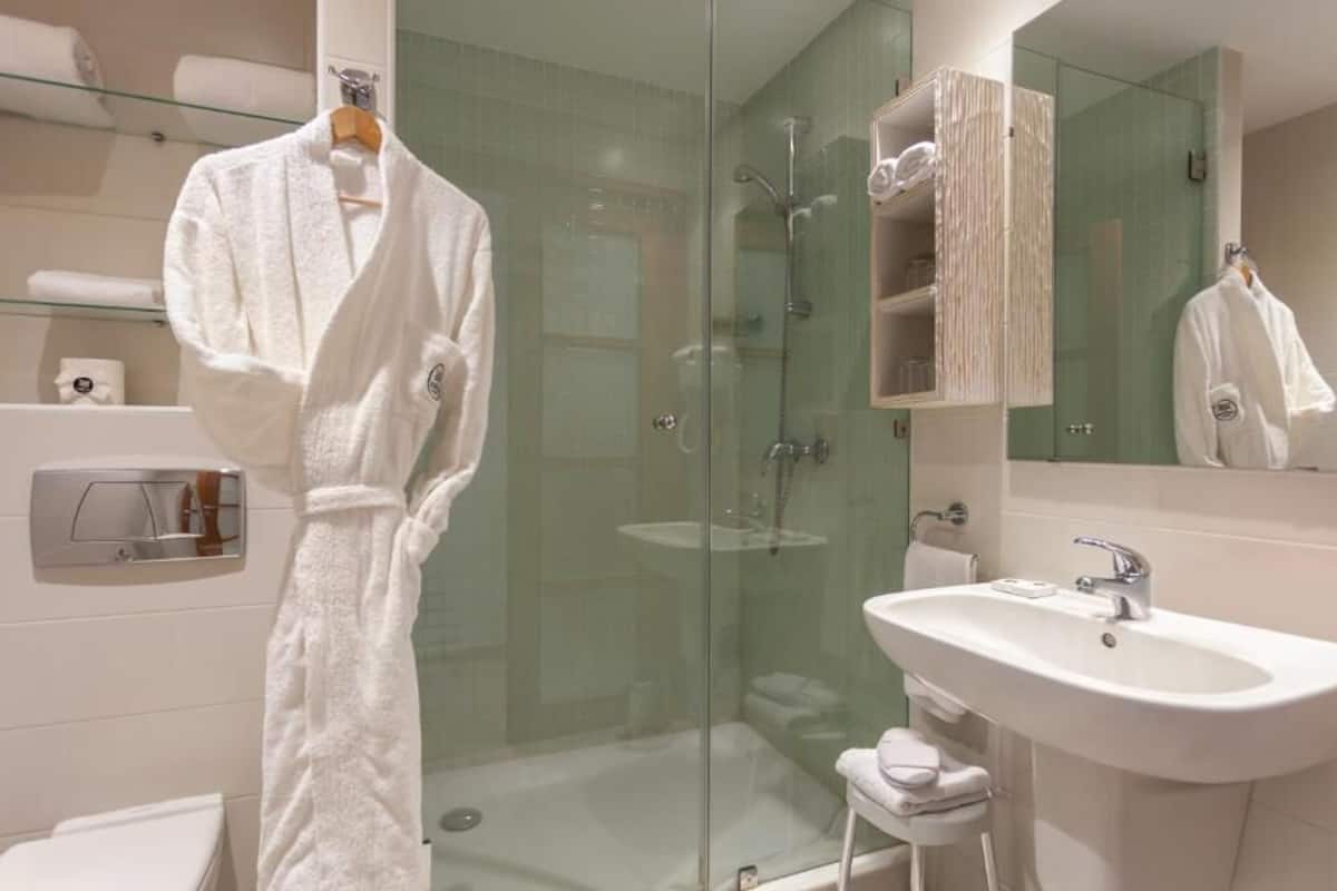 Superior Double Room | Bathroom | Rainfall showerhead, free toiletries, hair dryer, slippers