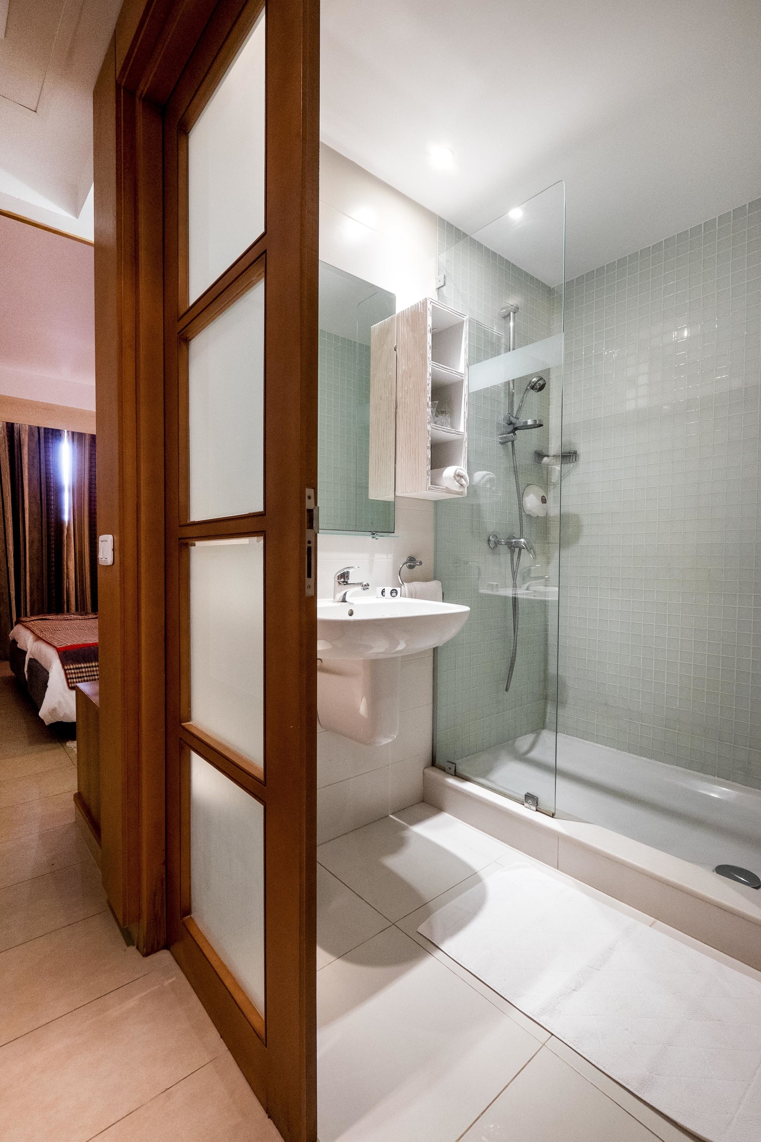 rainfall showerhead, free toiletries, hair dryer, slippers