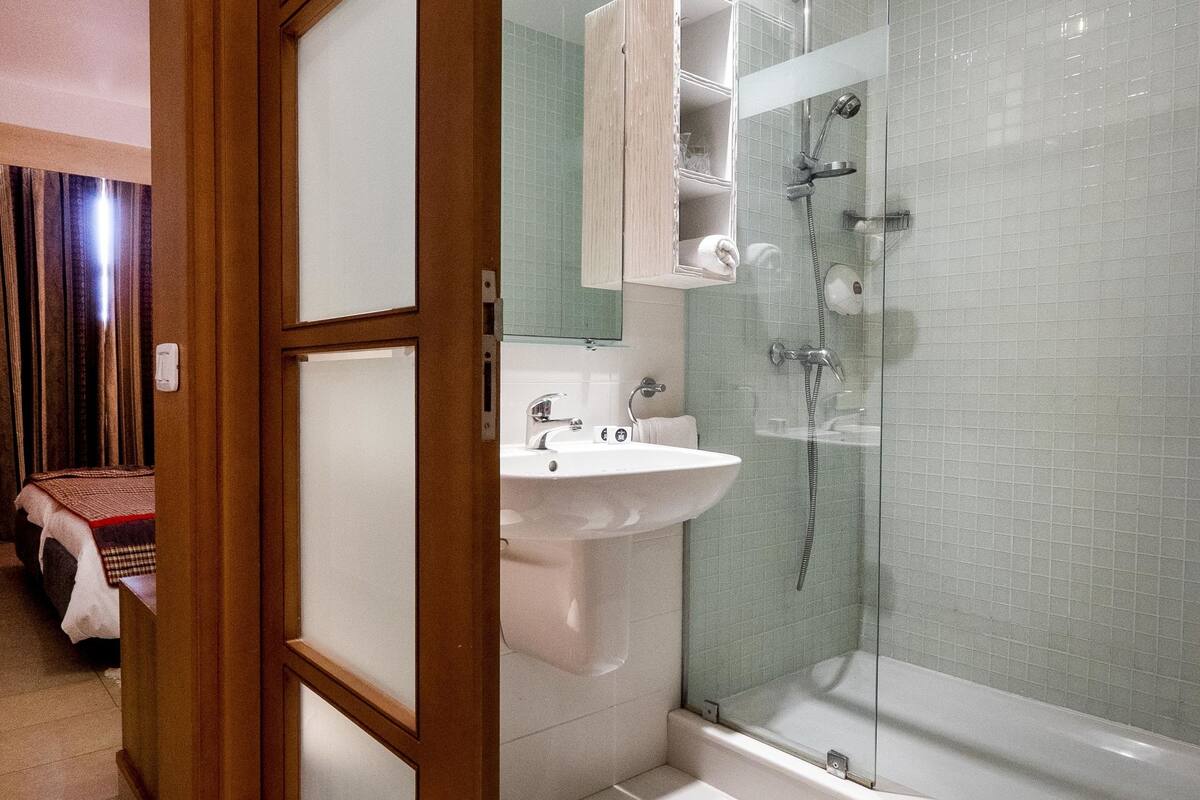 rainfall showerhead, free toiletries, hair dryer, slippers