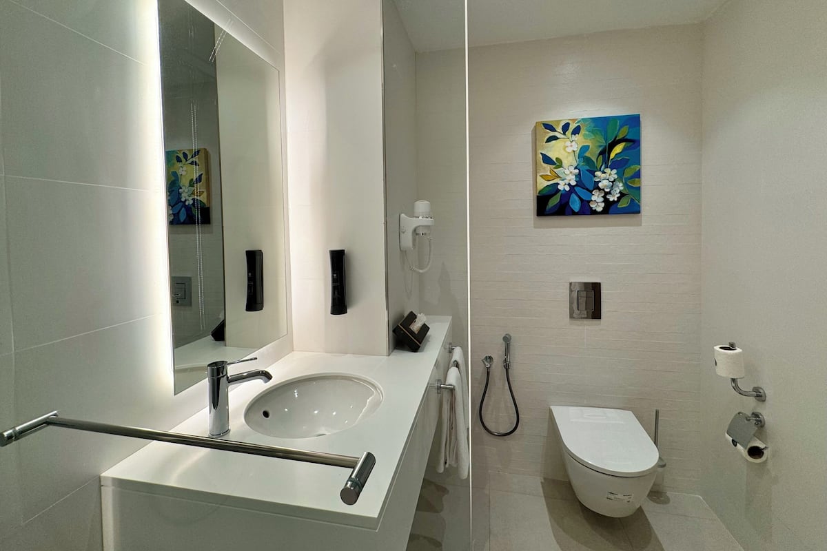 Executive,Twin room (Newly renovated) | Bathroom | Rainfall showerhead, free toiletries, hair dryer, slippers