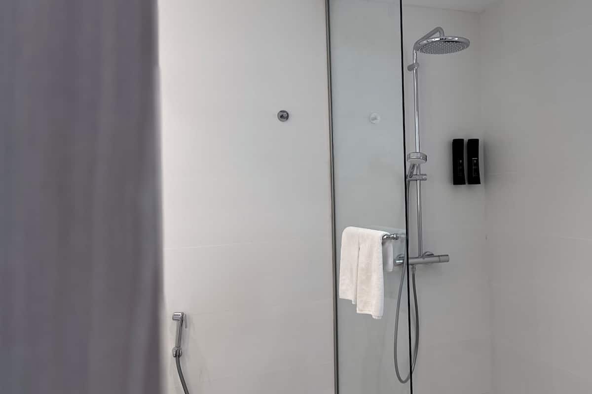 Family Room | Bathroom shower