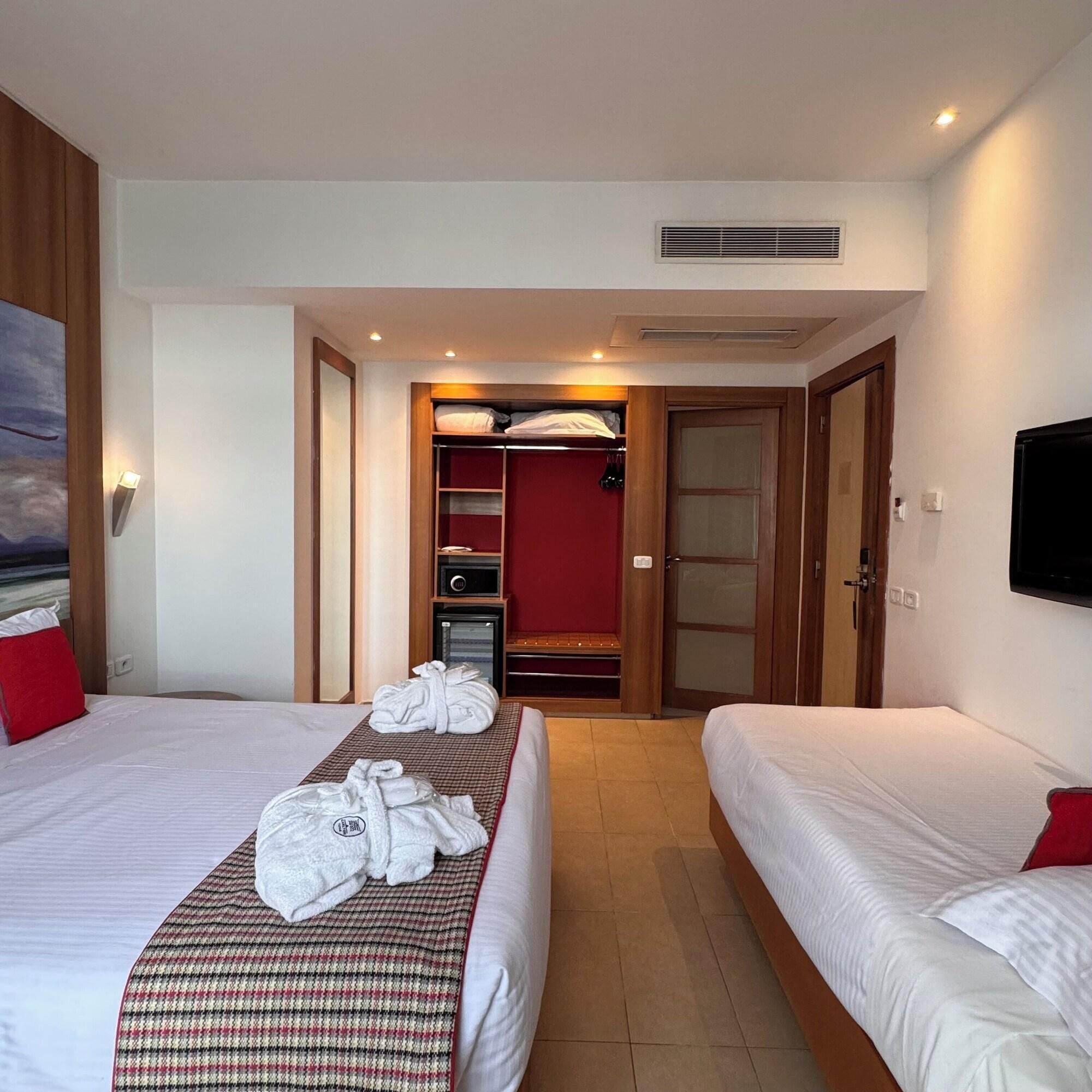 Luxe beddengoed, een minibar, een kluis op de kamer