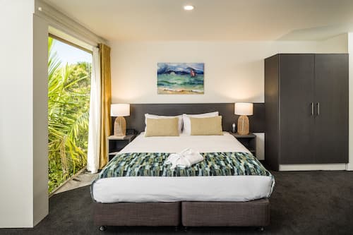 Minibar, desk, iron/ironing board, free WiFi