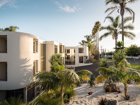 Exterior. Carnmore Hotel Takapuna