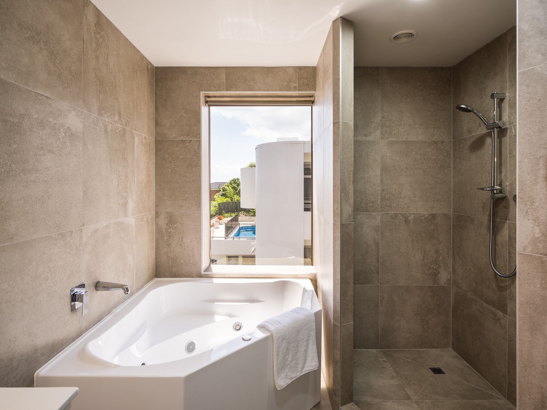 Deluxe Spa | Badkamer | Een douche, gratis toiletartikelen, een haardroger, handdoeken