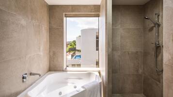 Deluxe Spa | Badkamer | Een douche, gratis toiletartikelen, een haardroger, handdoeken