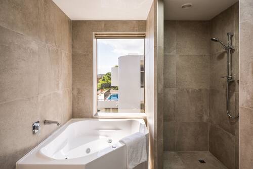 Deluxe Spa | Bathroom | Shower, free toiletries, hair dryer, towels