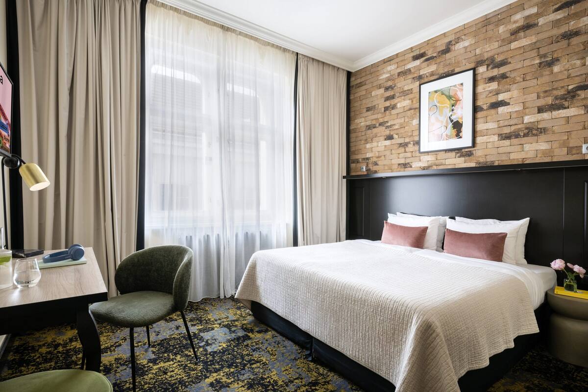 M Room with Bathtub | Premium bedding, down comforters, minibar, desk