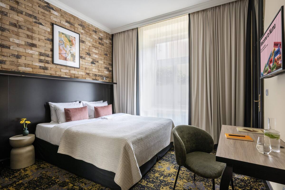 Premium bedding, down comforters, minibar, desk