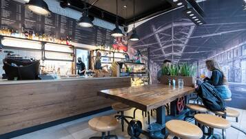 Daily cooked-to-order breakfast (CZK 342 per person)