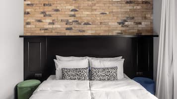 M Studio, Kitchenette and Bathtub | Premium bedding, down comforters, minibar, individually decorated