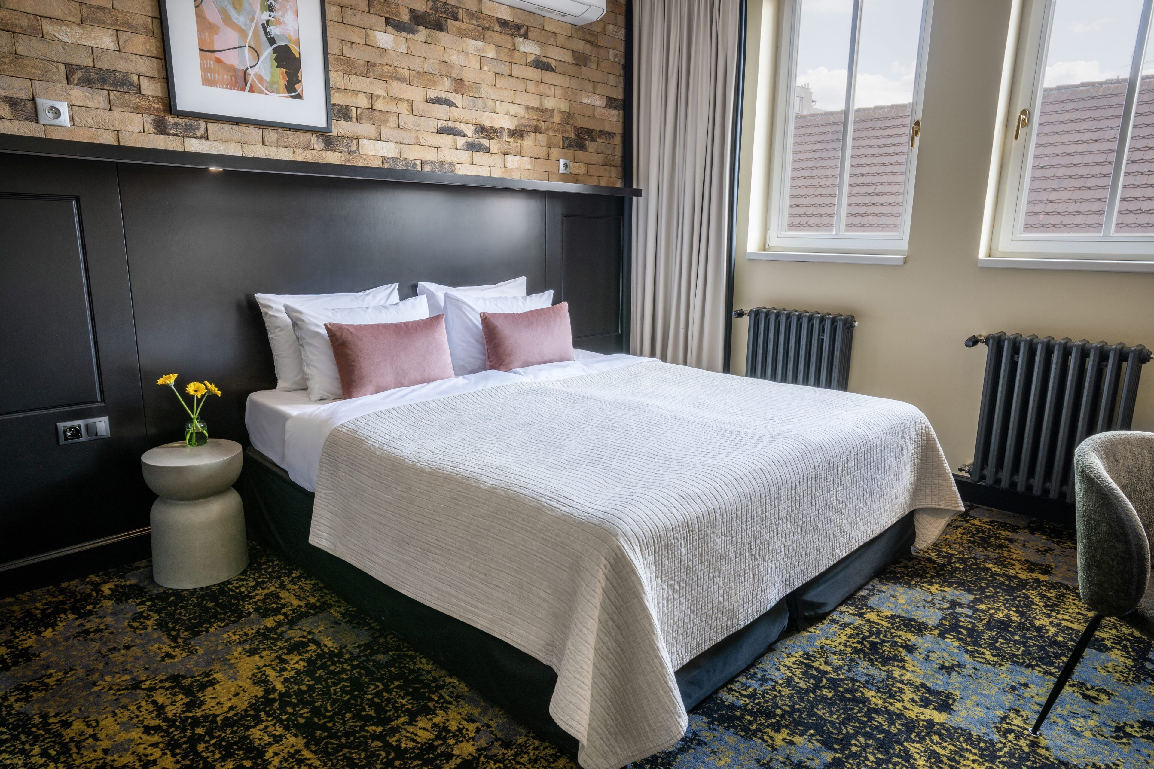 M Room with Bathtub | Sengetøy av topp kvalitet, dundyner, minibar og skrivebord