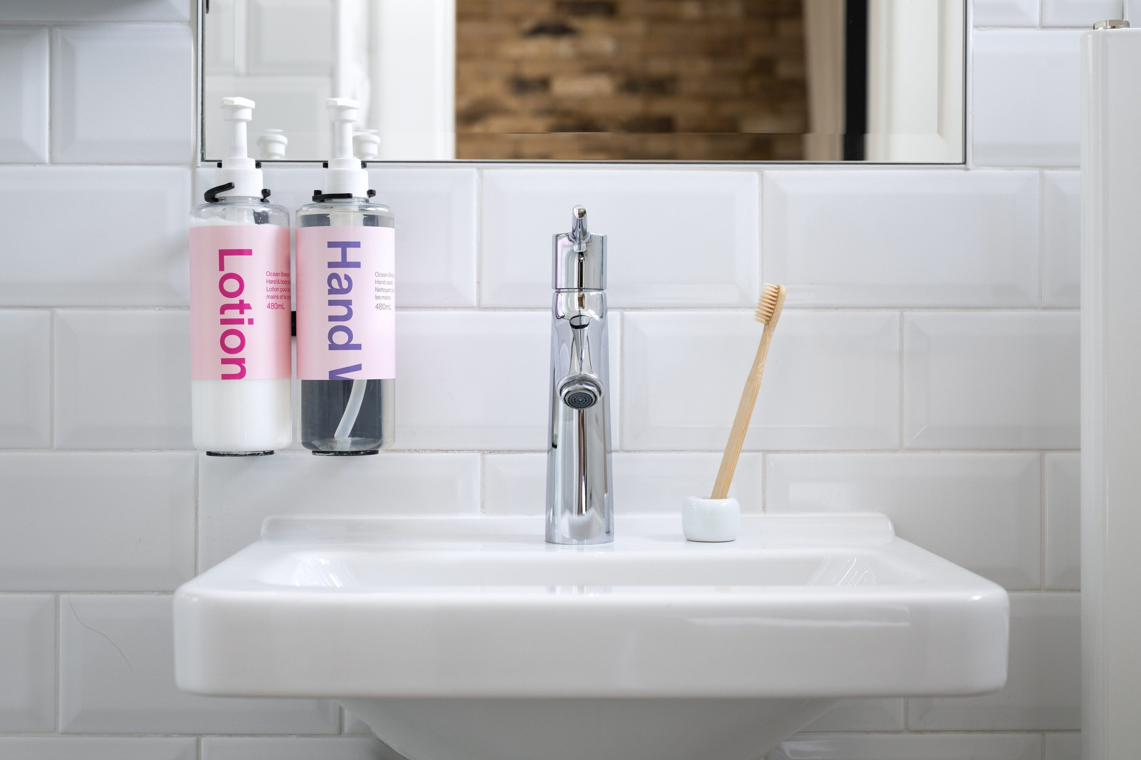 Designer toiletartikelen, een haardroger, handdoeken, zeep