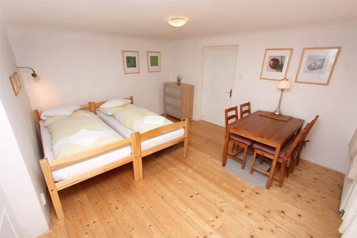 Orange Apartment | 1 soverom, skrivebord, blendingsgardiner og lydisolert