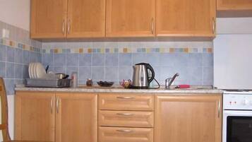 Blue Apartment | Privát konyha | Hűtőszekrény, sütő, főzőlap és kávé-/teafőző