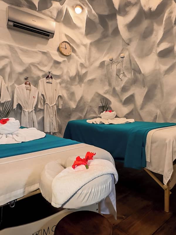 Couples treatment rooms, hot tub, body treatments, aromatherapy
