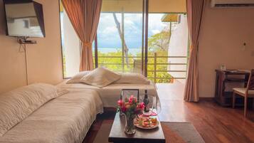 Junior Suite with Ocean View | Pemandangan dari bilik