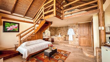 Honeymoon Suite with Ocean View | Egyptinpuuvillaiset lakanat, ylelliset vuodevaatteet, untuvapeitot