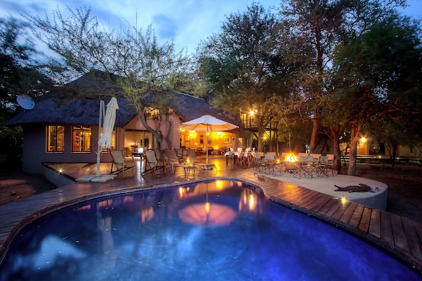 Kolam renang outdoor, dengan kursi berjemur