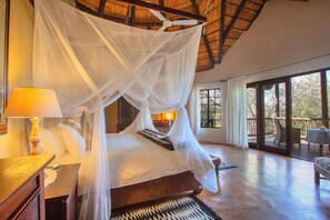 Ropa de cama de alta calidad y caja de seguridad en la habitación 