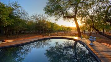 Piscina all'aperto, lettini