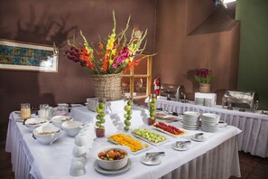 Tägliches großes Frühstück gegen Gebühr